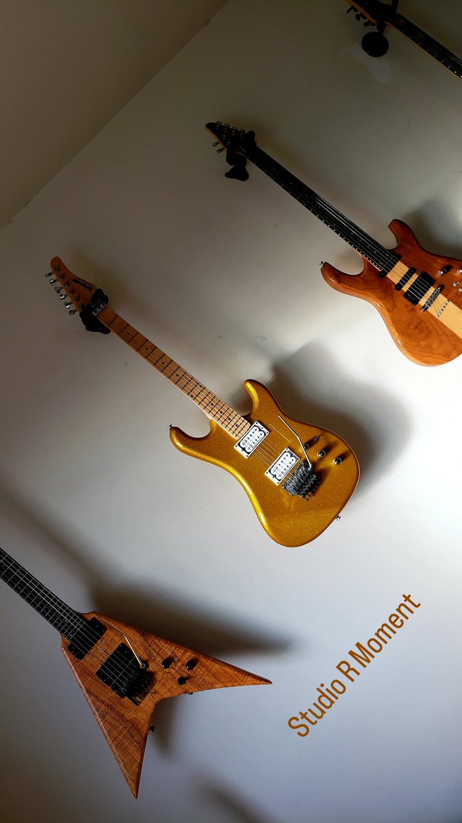 Studio R 🎙 moment. Left #kiesel ultraV, #kramerpacer Ltd edition, #carvindc135m in walnut. #carvinguitars #kieselguitars #kramerguitars #80sguitar #EddieVanHalen #superstrat #guitargram #guitarplayer #electricguitar #guitarphotography  #yellowguitar #flyingv #floydrose #walnut