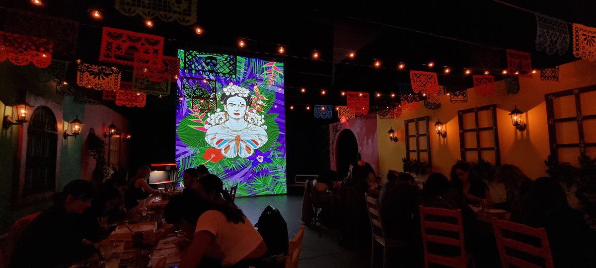 Aquesta nit s'ha inaugurat a Nova York una nova mostra de FRIDA KAHLO, THE LOFE OF AN ICON, produïda per <a href="/LayersReality/">Layers of Reality</a> i estrenada fa un any <a href="/idealbarcelona/">idealbarcelona</a>.

Avui es pot veure a mitja dotzena de ciutats d'arreu del món.

#FridaKahloNY