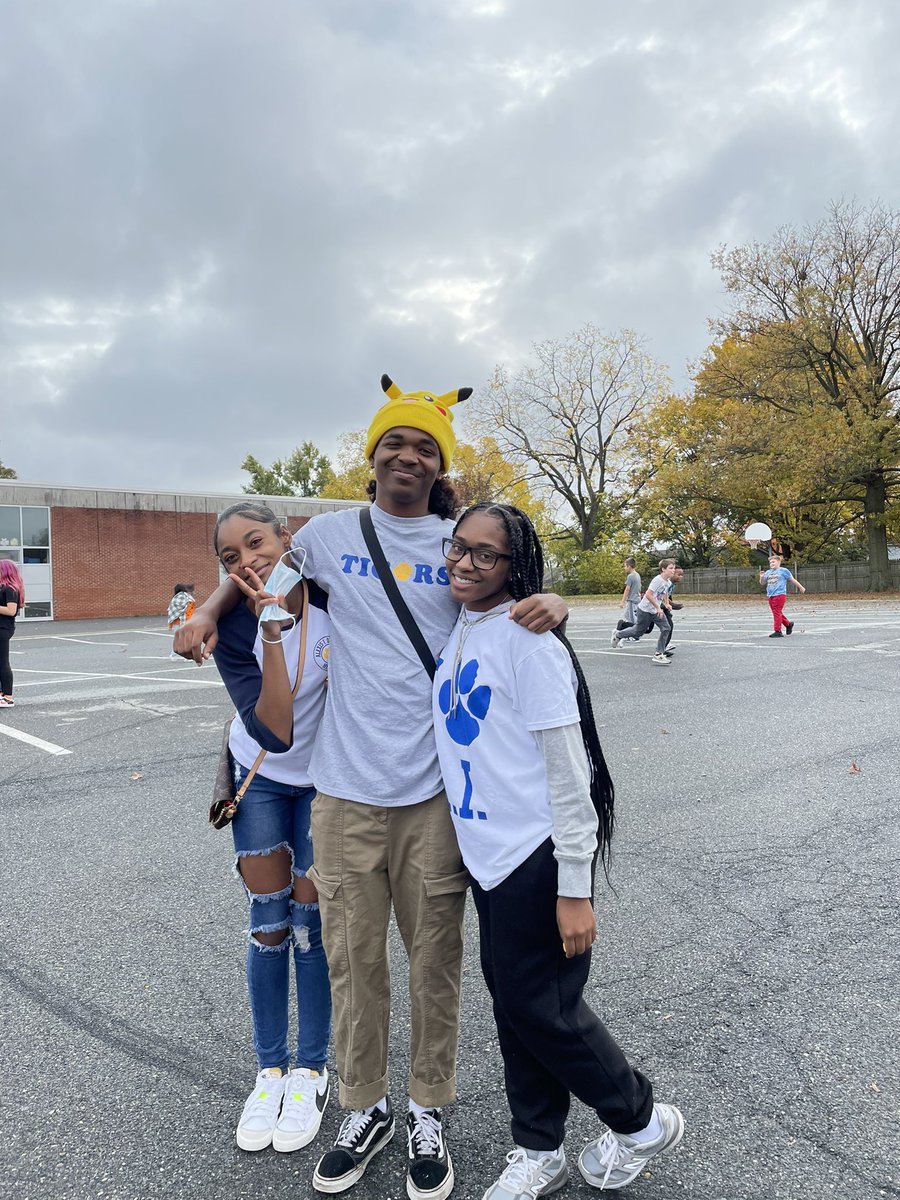 RicheyPrincipal's tweet photo. The AI Tiger’s came to Richey today to help support our students at the Fall Fun Festival! Thank you! @RedClaySchools @APRicheyRabbit @CresciMarty #RedClayTheAmazingPlace #SupportingLocalFeederSchools #StudentLeadership https://t.co/WipRASndxy