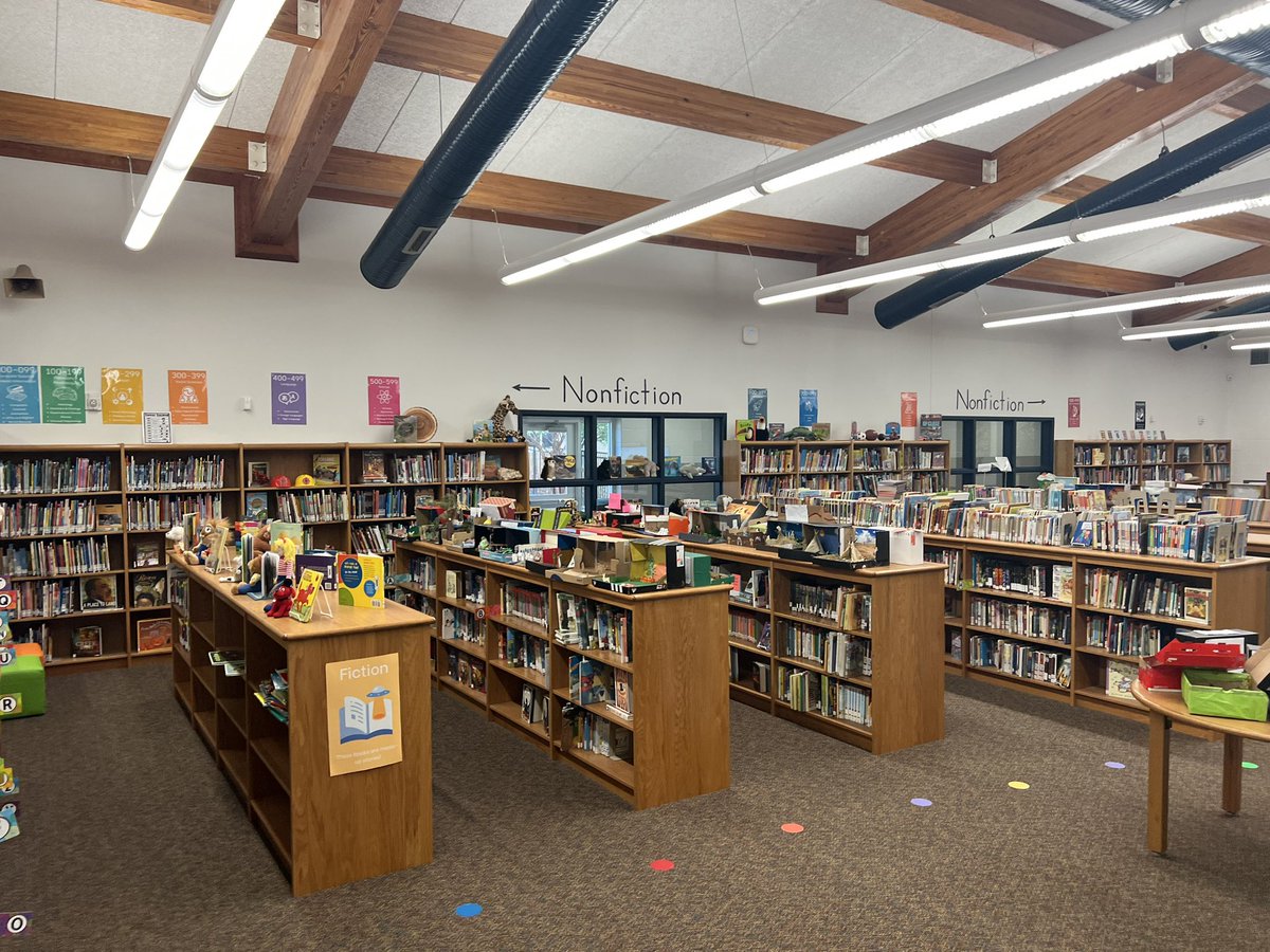 ToriDennie's tweet photo. Before and after pictures of the shelf placement at the @OwensTylerISD library! Iβm so excited about how open it feels. Next step: comfy couches! #TylerISDlibraries https://t.co/H69UKG5TCj