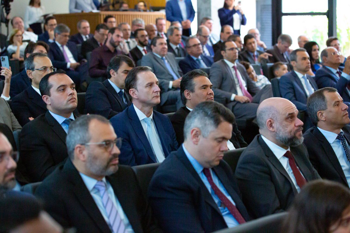 Agradecemos a Deus pelo privilégio de servimos a Ele, e por todas as bençãos que nos proporciona. Após 33 anos, hoje a sede da União Central Brasileira foi reinaugurada. Para melhor servir, e para o avançar da obra do grande Mestre.

Até aqui nos ajudou o Senhor. I Samuel 7:12