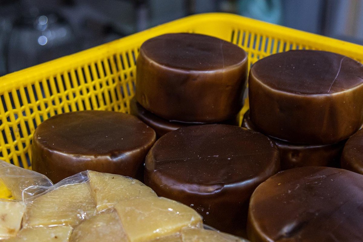 🧀 El proceso para elaborar nuestros quesos es cuidado en todo momento: desde los pastos de los que se alimentan libremente nuestras ovejas, hasta su preparación y maduración ♥️