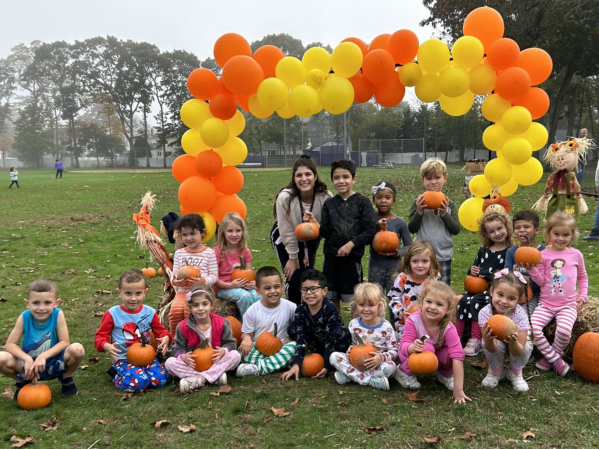 KatAguilo's tweet photo. Had a blast at the PTA Pumpkin Patch today! #isliprising #kindergarten #PumpkinDay https://t.co/t8D5v27I7c