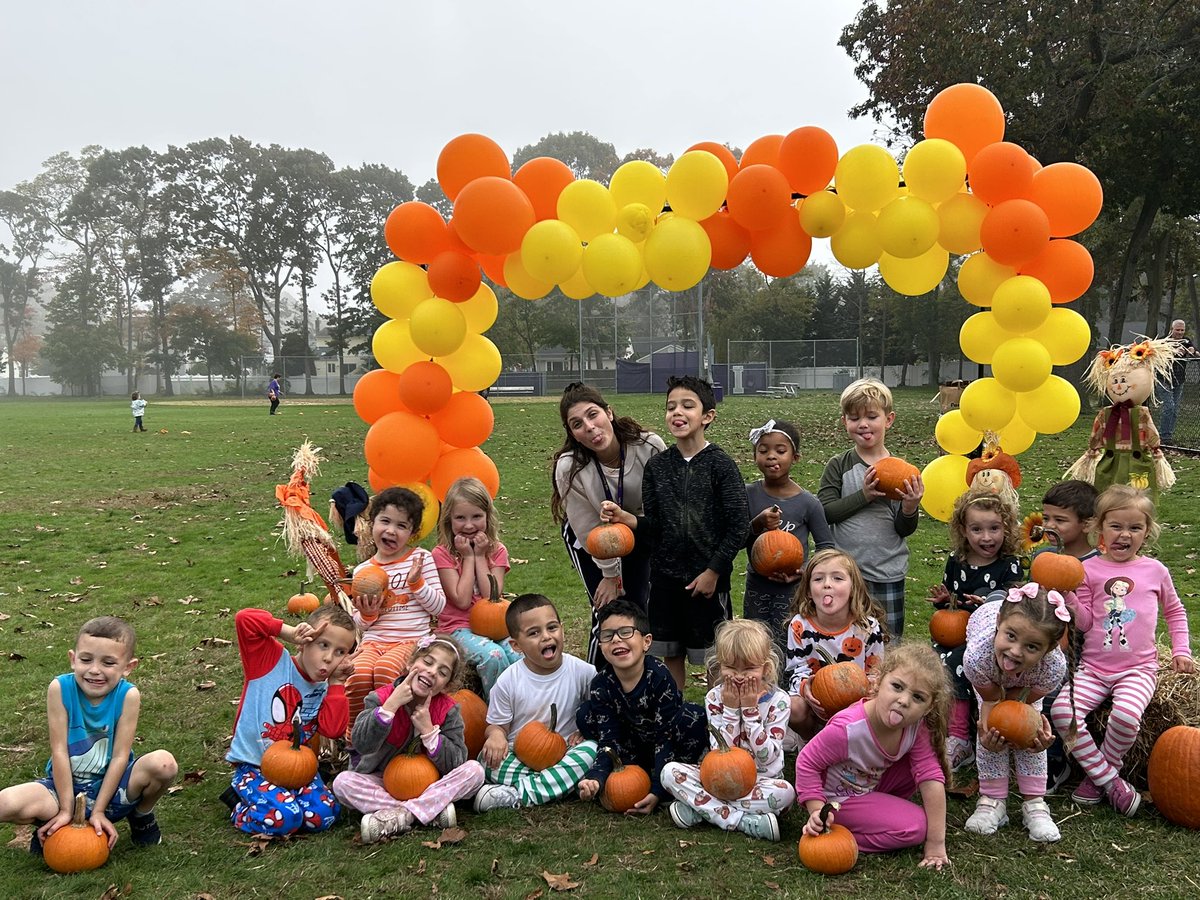 KatAguilo's tweet photo. Had a blast at the PTA Pumpkin Patch today! #isliprising #kindergarten #PumpkinDay https://t.co/t8D5v27I7c
