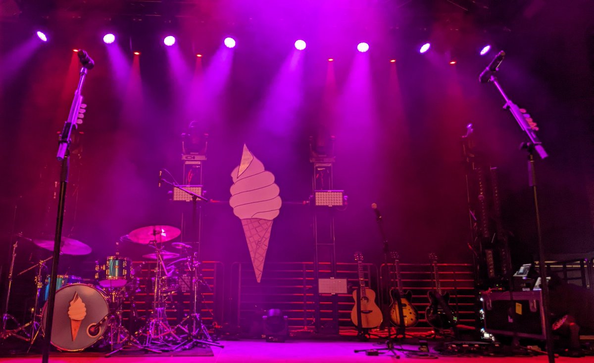 wojo4hitz's tweet photo. It's been three looooong years and somehow feels like no time has passed... wild
#teganandsara #icecream? #crybaby #uniontransfer @teganandsara https://t.co/739edepnXf