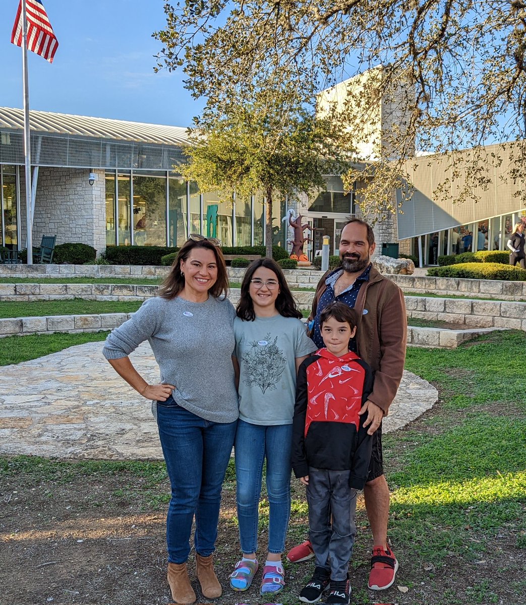AngiforD9's tweet photo. Early voting is a family affair ❤️🇺🇸 https://t.co/qRnCxPyylm