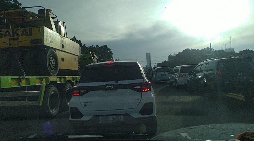 yeri_2010's tweet photo. @RadioElshinta padat merayap tol janger arah ke tomang sejak pintu tol tangerang https://t.co/M0ySzzNKB8