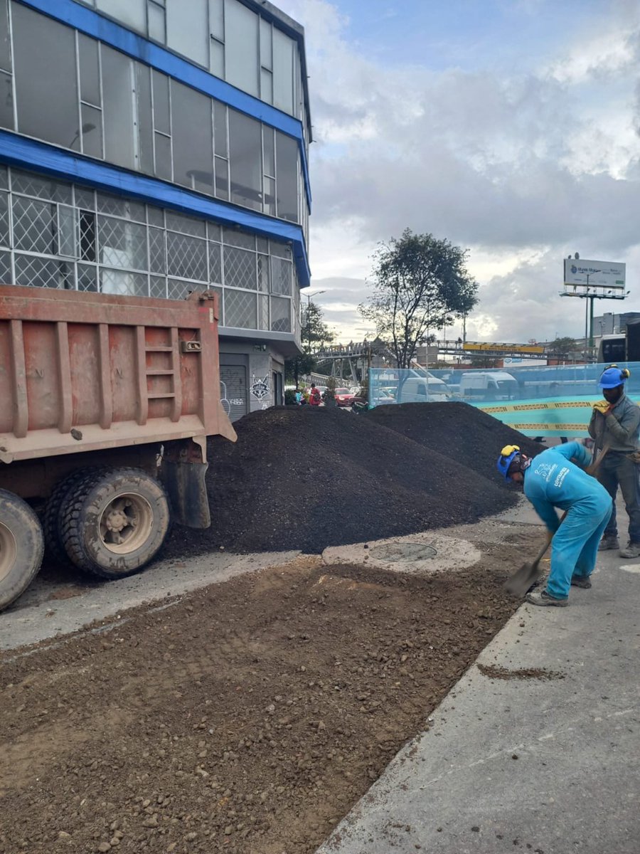 TonoCarrillor's tweet photo. @JOARMANDON @Citytv @WRadioColombia @CaracolRadio @BluRadioCo @NoticiasRCN @PGN_COL @AcueductoBogota @lafm Una vez conocimos el tema, reportamos a Acueducto y a esta hora están solucionando el problema tal como se ve en las fotos. https://t.co/T7NfTKAkqa