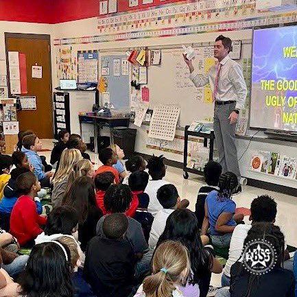 Thanks, @wfmyweather Meteorologist Christian Morgan for visiting @HighlandESHawks and sharing all about weather! Our students learned about the water cycle, different types of maps and radars, types of weather, and more.