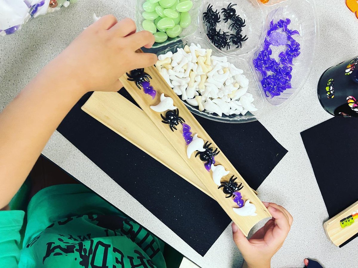 FDK_Lightning's tweet photo. Our students have started making beautiful patterns with mini erasers, plastic ice cubes and acrylic gems. #mathbehaviours #patterning #kindergartenmath #invitationtopattern https://t.co/5RGadoKZ8Q