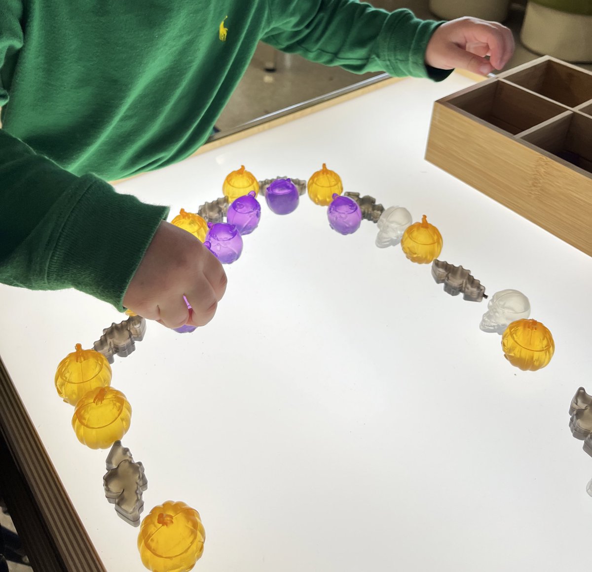 FDK_Lightning's tweet photo. Our students have started making beautiful patterns with mini erasers, plastic ice cubes and acrylic gems. #mathbehaviours #patterning #kindergartenmath #invitationtopattern https://t.co/5RGadoKZ8Q