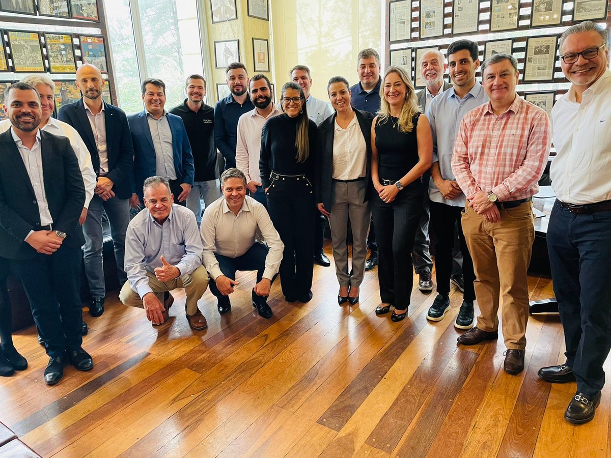 Ricoh_Brasil's tweet photo. Reunimos nossos Distribuidores Ativa Distribuidora, Cogra, Distrivisa, Finatto e Minascopy, para apresentar a estratégia do segundo semestre do ano fiscal e reforçar nosso posicionamento de mercado.
Executivos locais e regionais apresentaram oportunidades de negócios.
#tecnologia https://t.co/xn7JRlpSIg
