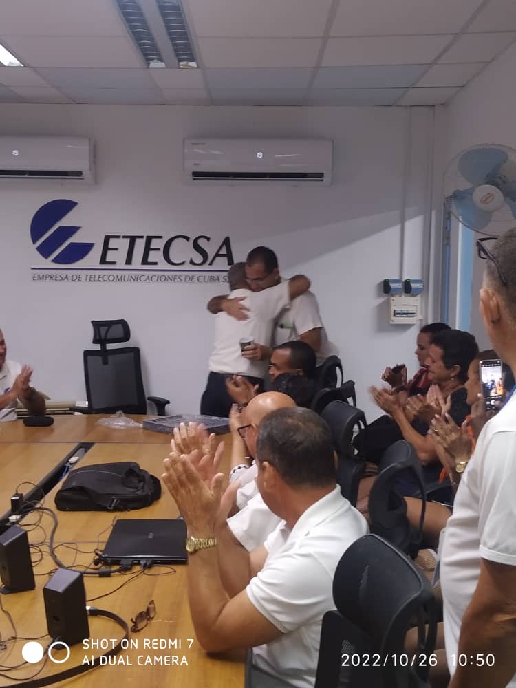 MaytinManuel's tweet photo. Cesan mis funciones en la DTAR @ETECSA_Cuba. Han sido 12 años, cargados de emociones, cariño y amor a esa tierra. Especial respeto al amigo y guía profesional @NapolesYury quien confió siempre en mí. En la nueva Tarea, honraré la confianza depositada. @taniavel76 @BeatrizSierraD3 https://t.co/gAKIPZ9Ozy