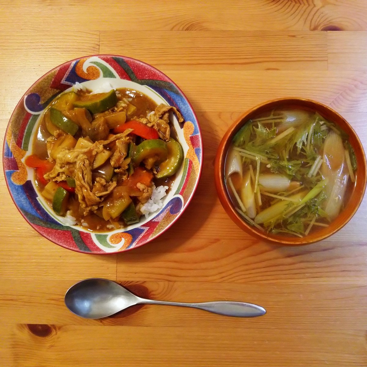 昨日の夕飯💕我が家のカレーライス🍛お味噌汁も一緒に😉いただきます〜🤣呑まれる方はかんぱーい🍻