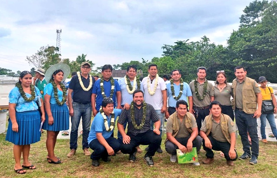arlemlovera82's tweet photo. Con responabilidad entregamos las Obras de Impacto Inmediato 'Recuperación de Potrero  Degradado para Ganado Bovino a la Federación Yungas Chapare 1ra Fase' y 'Apoyo a la Producción Apícola y Equipos a la Federación #Chapare', en #VillaTunari, #Cochabamba. https://t.co/ptv3Reiv8t