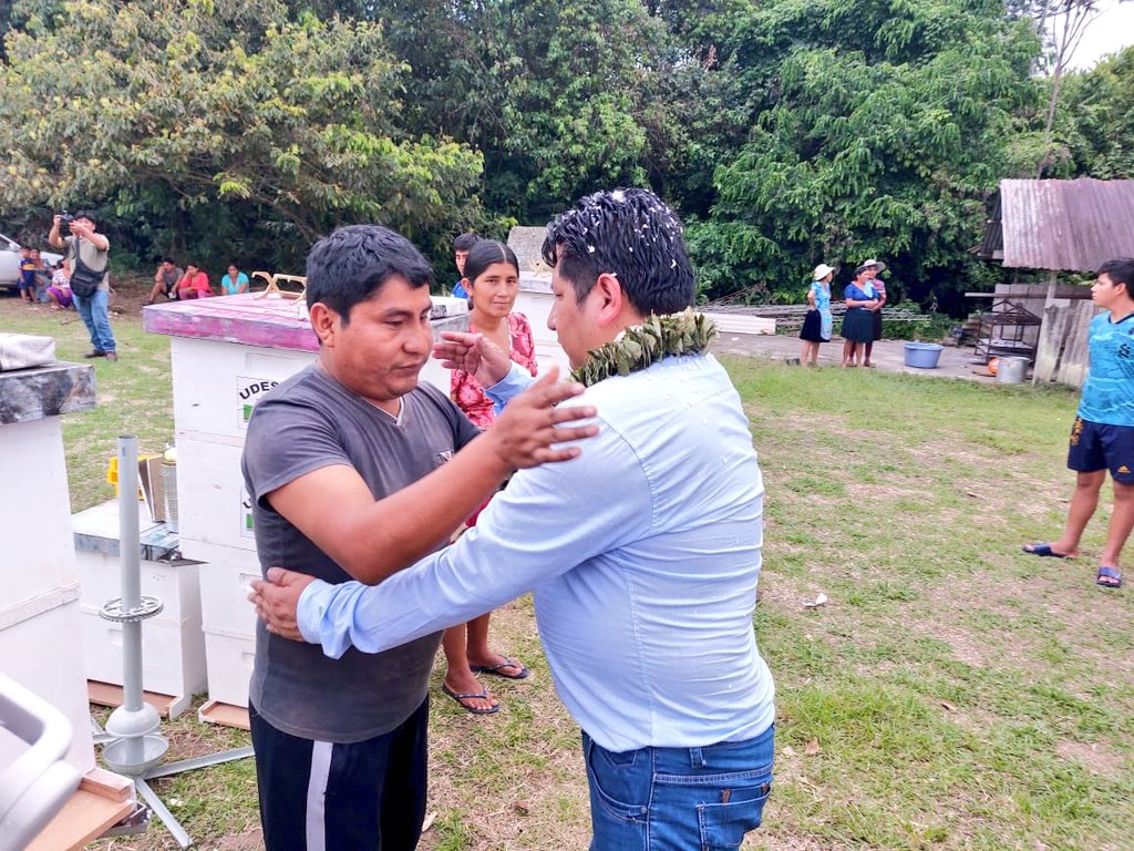 arlemlovera82's tweet photo. Con responabilidad entregamos las Obras de Impacto Inmediato 'Recuperación de Potrero  Degradado para Ganado Bovino a la Federación Yungas Chapare 1ra Fase' y 'Apoyo a la Producción Apícola y Equipos a la Federación #Chapare', en #VillaTunari, #Cochabamba. https://t.co/ptv3Reiv8t