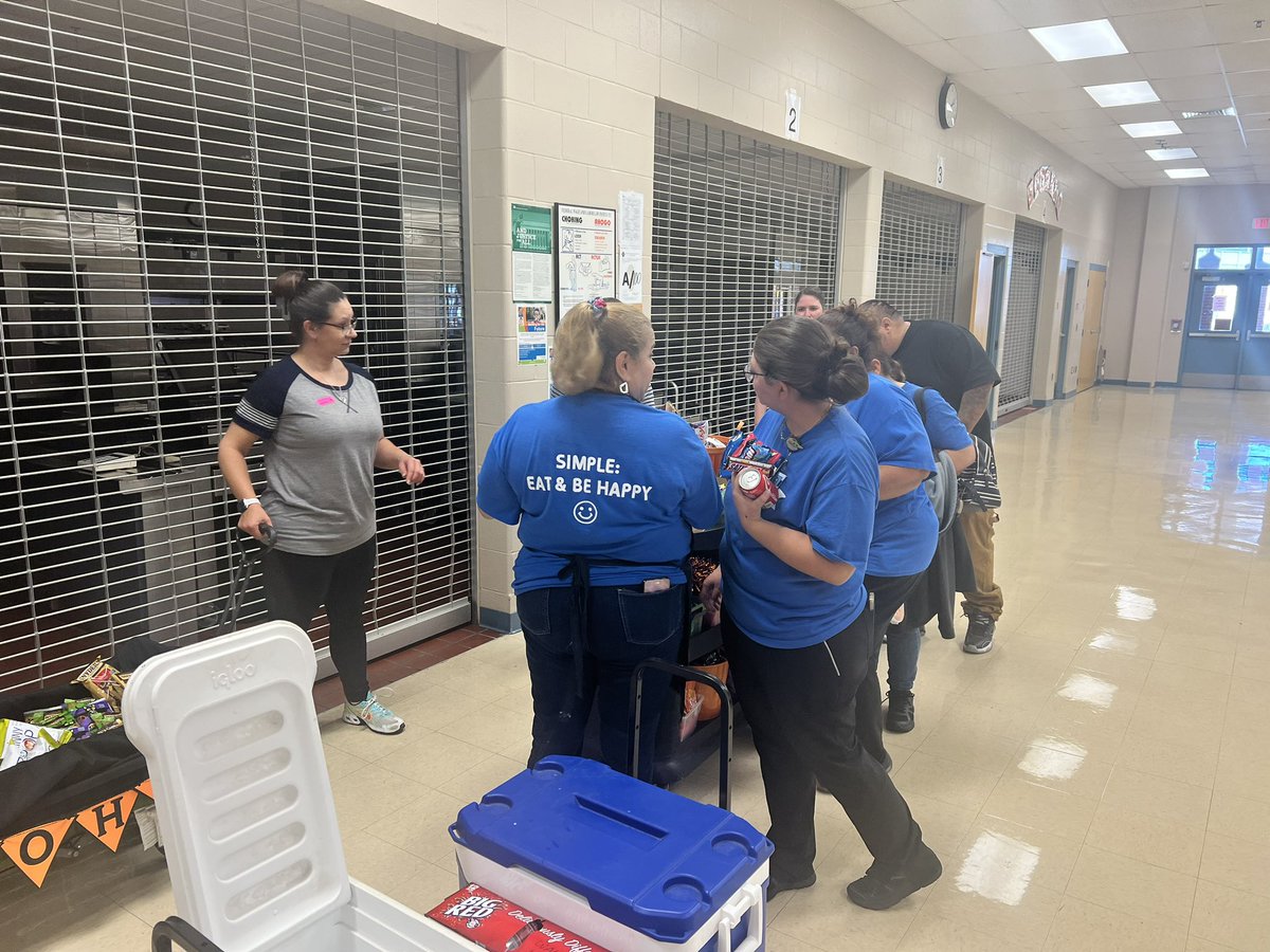 DrMarkJLopez's tweet photo. The Woohoo wagon was on the move in the Gladiator Nation today! @NISDGarcia #garciaignited #RootedGarcia https://t.co/fLm1vnjH4O