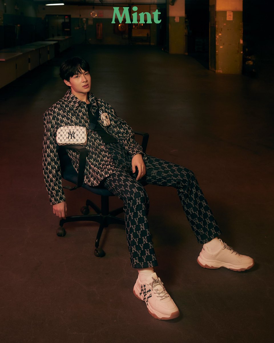 SSampaiojessica's tweet photo. NuNew for Mint Magazine Thailand, wearing #MLBmonogram (#MintSnap). 

#NuNew #NanaNu 
#ZeeNuNew #ซนซน
#NuNewNamtanXMintSnap 
#MLBThailand #MLBmonogram
#MintMagTH https://t.co/GjEghbtPg9