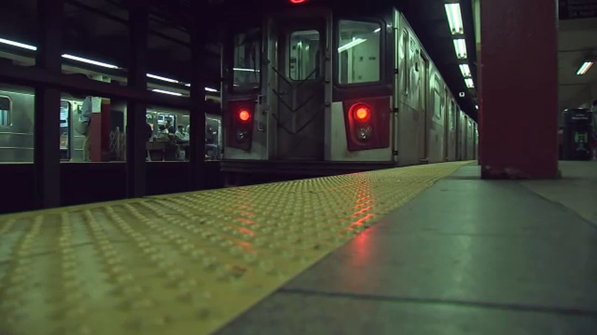ABC7NY's tweet photo. Good Samaritan stabbed while trying to break up fight on subway in Manhattan https://t.co/5KZi6sw3AJ https://t.co/BYaToEj4Uv