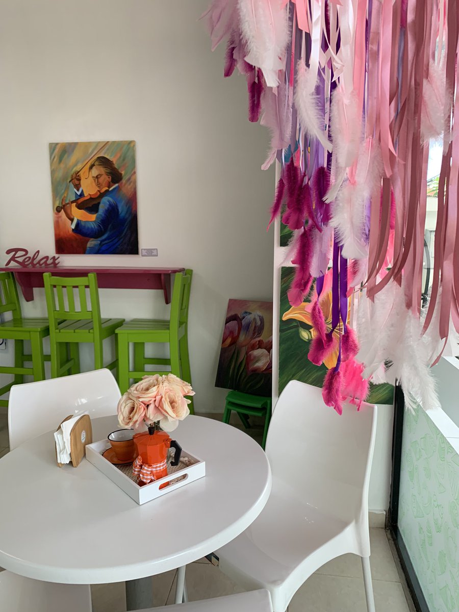 AndandoVeg's tweet photo. Arte Helado, una heladería que parece una galería de arte, ya que su dueña es pintora 👩‍🎨 y tiene todo el lugar adornado con sus hermosas obras. https://t.co/y6foZzqNS1
