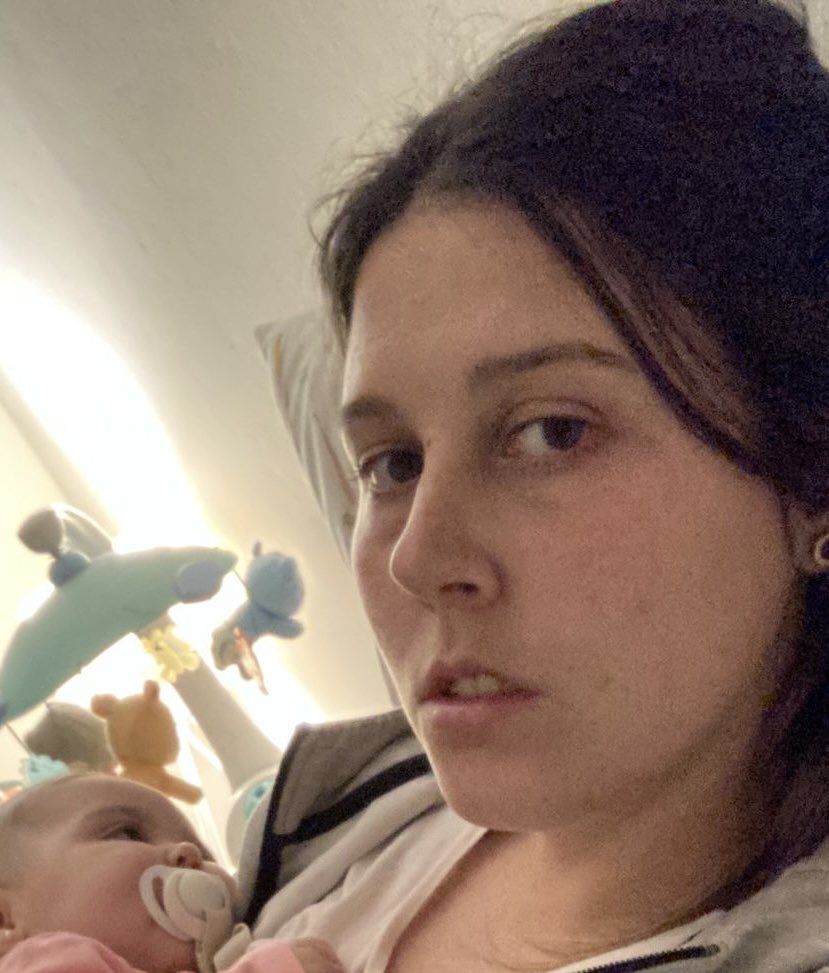 inemoraa's tweet photo. Yo creía saber lo q eran las ojeras y el dolor de espalda, hasta q fui madre. Mira lo q es esta carucha mabel, la maternidad no te da descanso ni 2 segundoooosss 🥲 https://t.co/Zb8udFfqNw