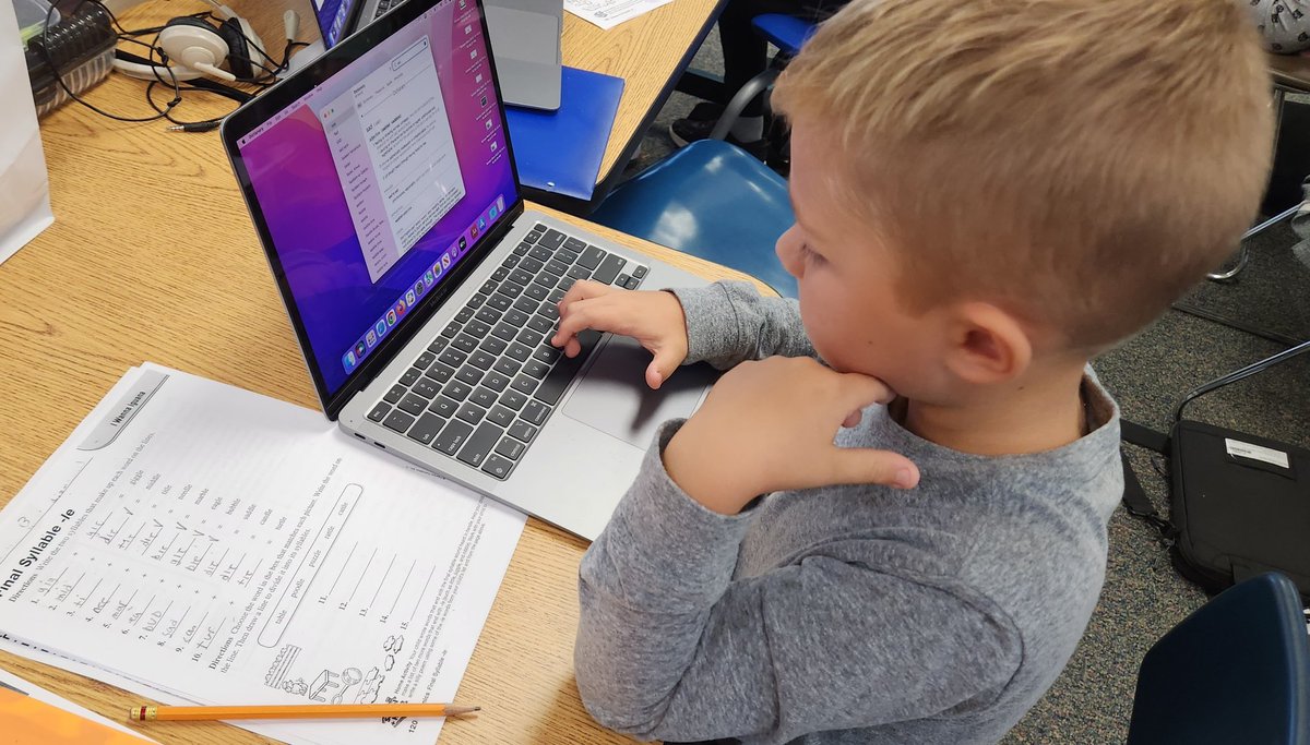 3rd graders learn to use the dictionary to check their work dividing syllables. <a href="/kosienm/">Michelle Kosieniak</a> <a href="/CheetahChamps/">Cheetah Champions</a> #3rdchat #ccsd93