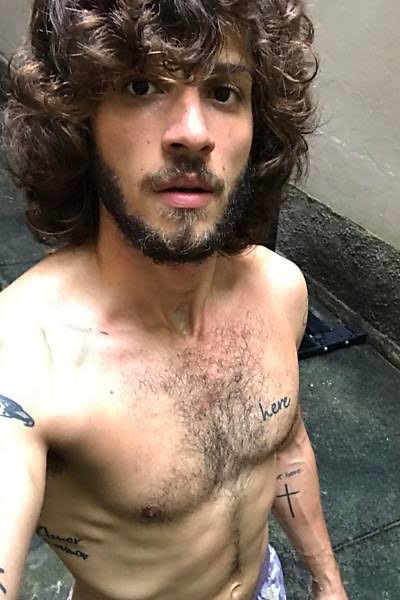 choquei's tweet photo. 🚨VEJA: Segundo pesquisa feita recentemente, homens peludos são os preferidos entre mulheres e gays. https://t.co/G1ifIGdFS4