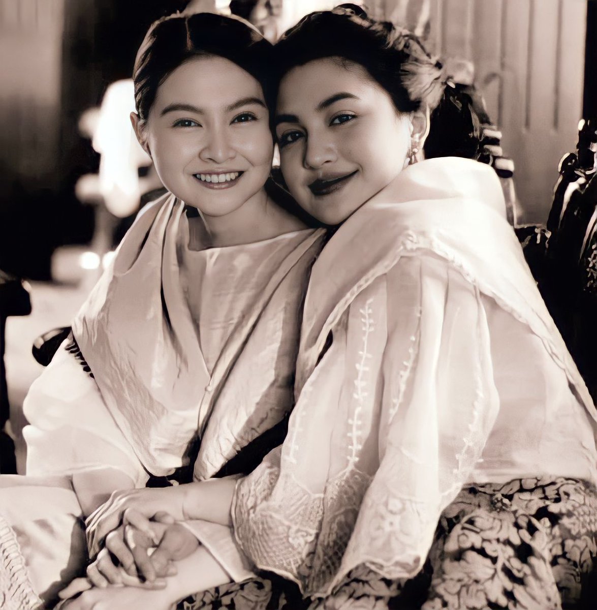 escapingthought's tweet photo. Yung nag aaway away yung mga viewers pero MC² naman pala ang endgame. 😅

@dealwithBARBIE and @MyJaps being playful and one of the writers of the show @JmeeKatanyag chiming in.

#MariaClaraAtIbarra https://t.co/kw53Qqzujo