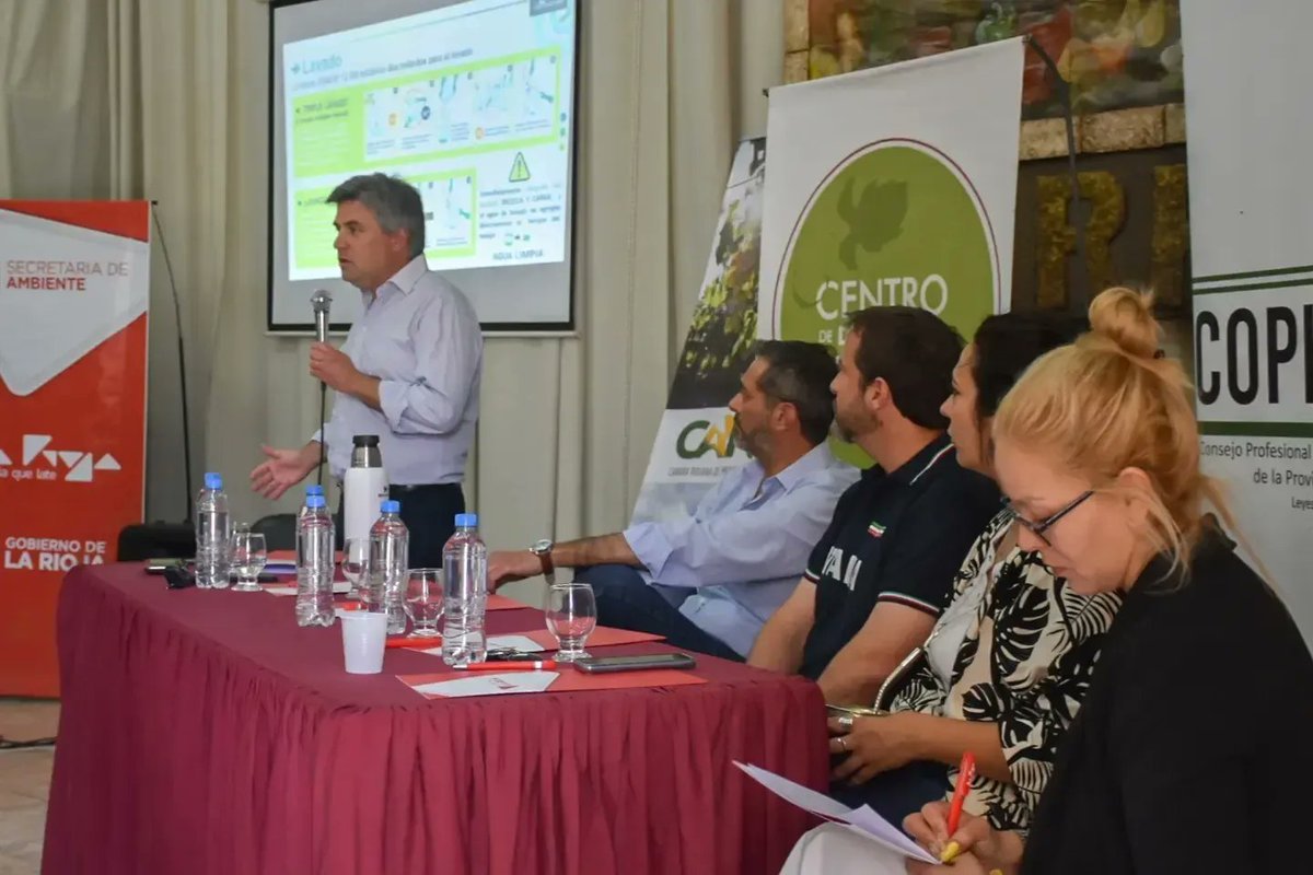 santiago_azulay's tweet photo. 📌Con el equipo de @ambientelr de @Rodrigobydok @jfrejal y @QuintelaRicardo lanzamos en CARPA junto a los productores de #chilecito la primera campaña provincial para la recolección de envases de fitosanitarios y agroquímicos. https://t.co/g9NOypSYit