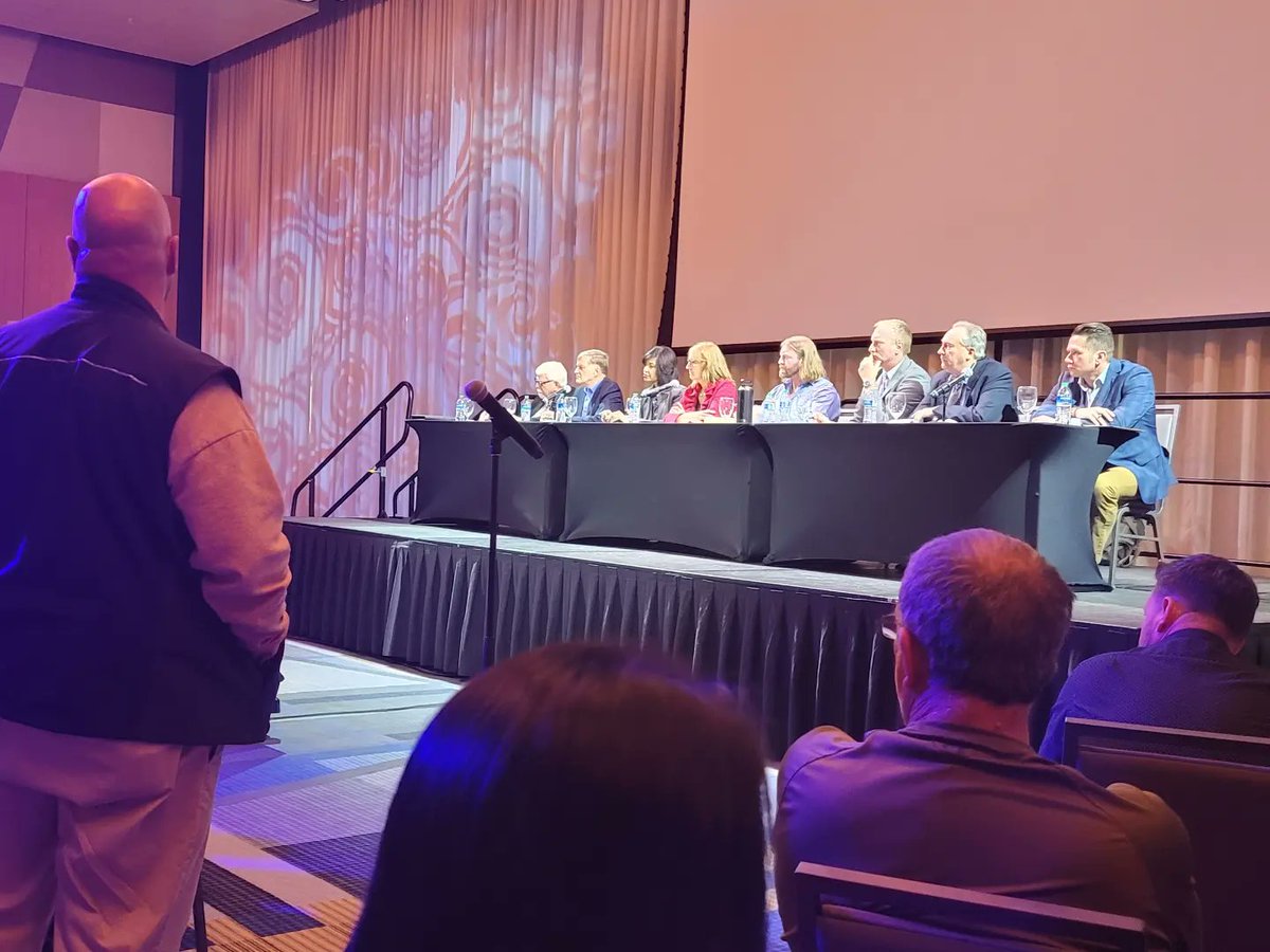 Seasoned4u's tweet photo. #CurrentSituation: In #Lexington, KY for their Abatement Townhall! Great turnout. The Commission is listening. #HarmRED22 #HarmReduction Saves Lives! Kentuckians need a menu of services to deal with the Opioid Crisis! #VocalKY is committed to taking our work across the state... https://t.co/6RZHy1K9Ng