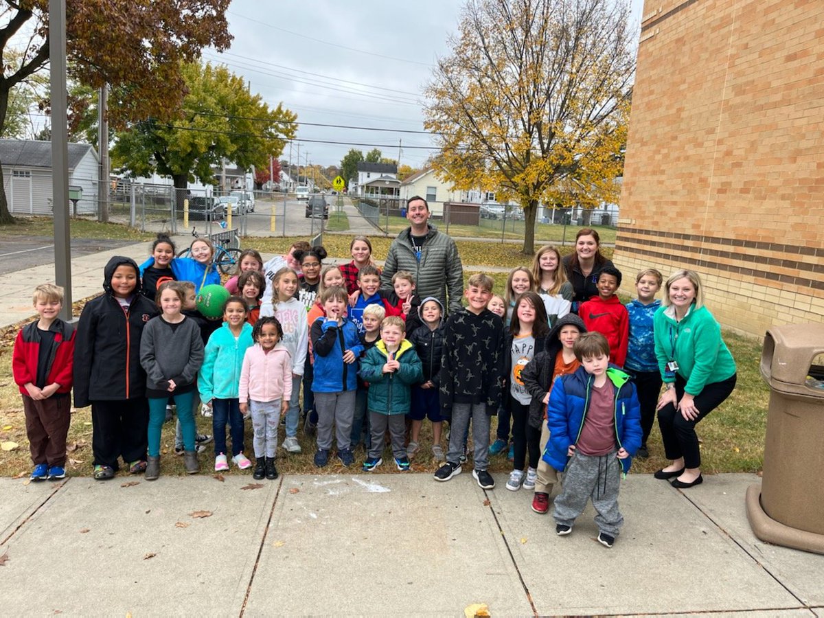 #Proud of these Highland Heros of the Month, chosen by each classroom for exemplifying their PRIDE: personal responsibility, respect, integrity, determination and empathy! Keep shining bright, friends! #BeHighland 🦁 <a href="/mrswhitesfss/">Amanda White</a> @HLAsstPHCSD @miss_speight_