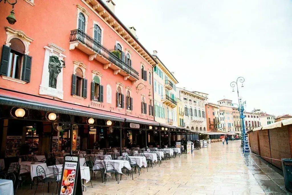 Is Verona overrated? buff.ly/2sHNU3u #travelblog #travelguide #Italy @LovingBlogs #bloggerstribe #travelbloggers