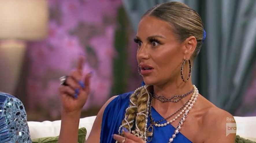 Ummm Dorit felt “like somebody stabbed her in the stomach” when Erika swore at Garcelle’s child and says she told Erika that but was still able to cackle about it with Kyle, Mauricio and PK a week later? I’m calling BS on that blatant lie. #RHOBH #RHOBHReunion