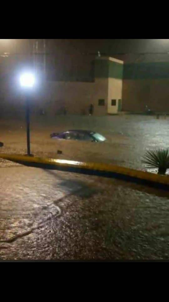 ReporteYa's tweet photo. #26Oct 8:24pm #Miranda #Lluvias 
 Fuertes lluvias, producto de las onda tropical 47, caen sobre Guatire la noche de este miércoles - @ElTequeno  https://t.co/HpSi1y6xUJ https://t.co/HpSi1y6xUJ