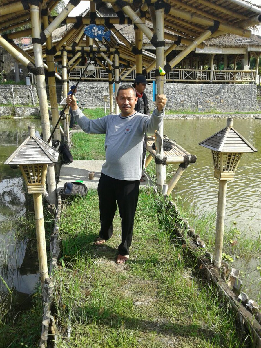 NgatmariI's tweet photo. Ayo pelihara ikan (nambah penghasilan dan hiburan) 
#WeLoveProbolinggo
#WeLoveCities
#inspektoratprobolinggo
@inspektorat_kota_probolinggo
@probolinggoimpressive
@handaledukasi
@inspekturkotaprobolinggo https://t.co/4IxBALCI3m