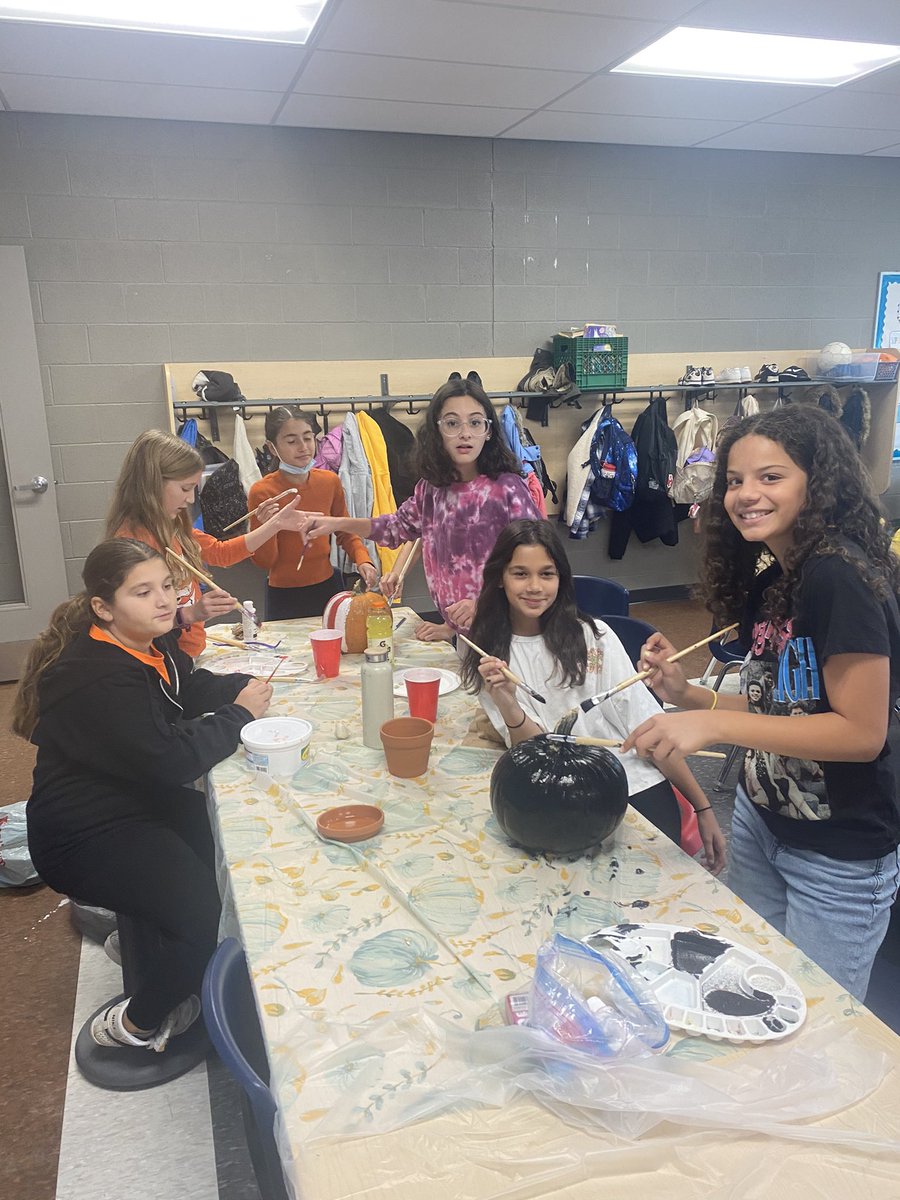 sparkes_class's tweet photo. What a blast the 6’s had today❤️. It was a treat to combine classes with @educatemymind12 class! Students were so creative with their pumpkin decorating @St_EVAN_Caledon https://t.co/svIWi4pHD0