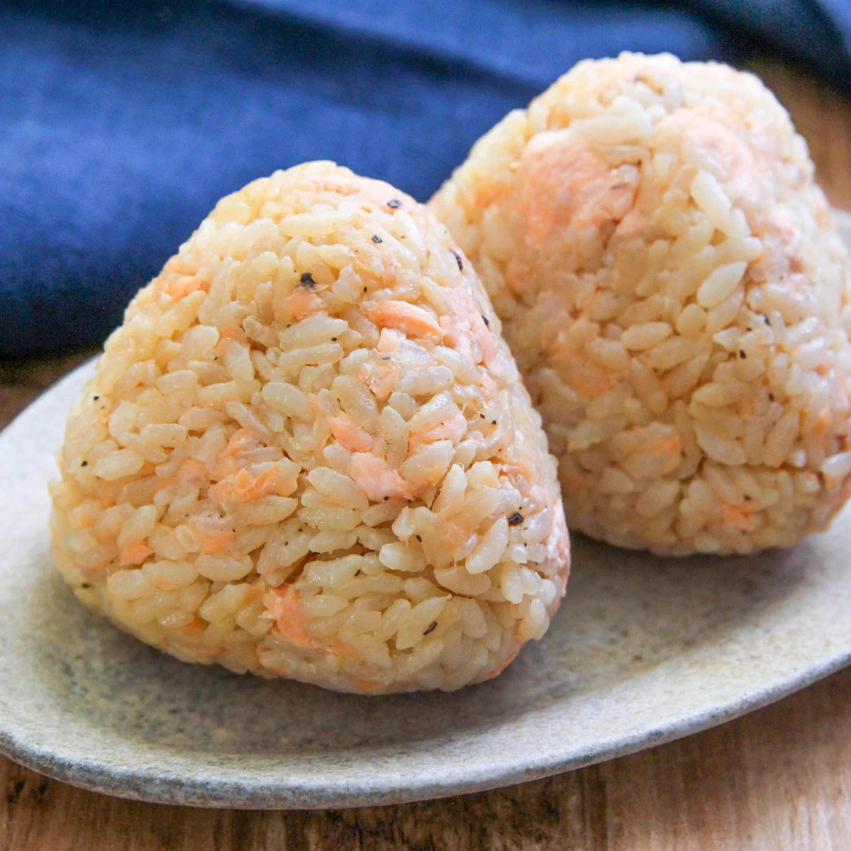 美味しくないわけがない！旬の『鮭』を調味料と一緒に炊くだけ♪魚嫌いでも食べられる絶品おにぎり