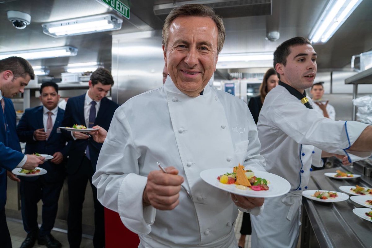 Celebrity Cruises tweet media