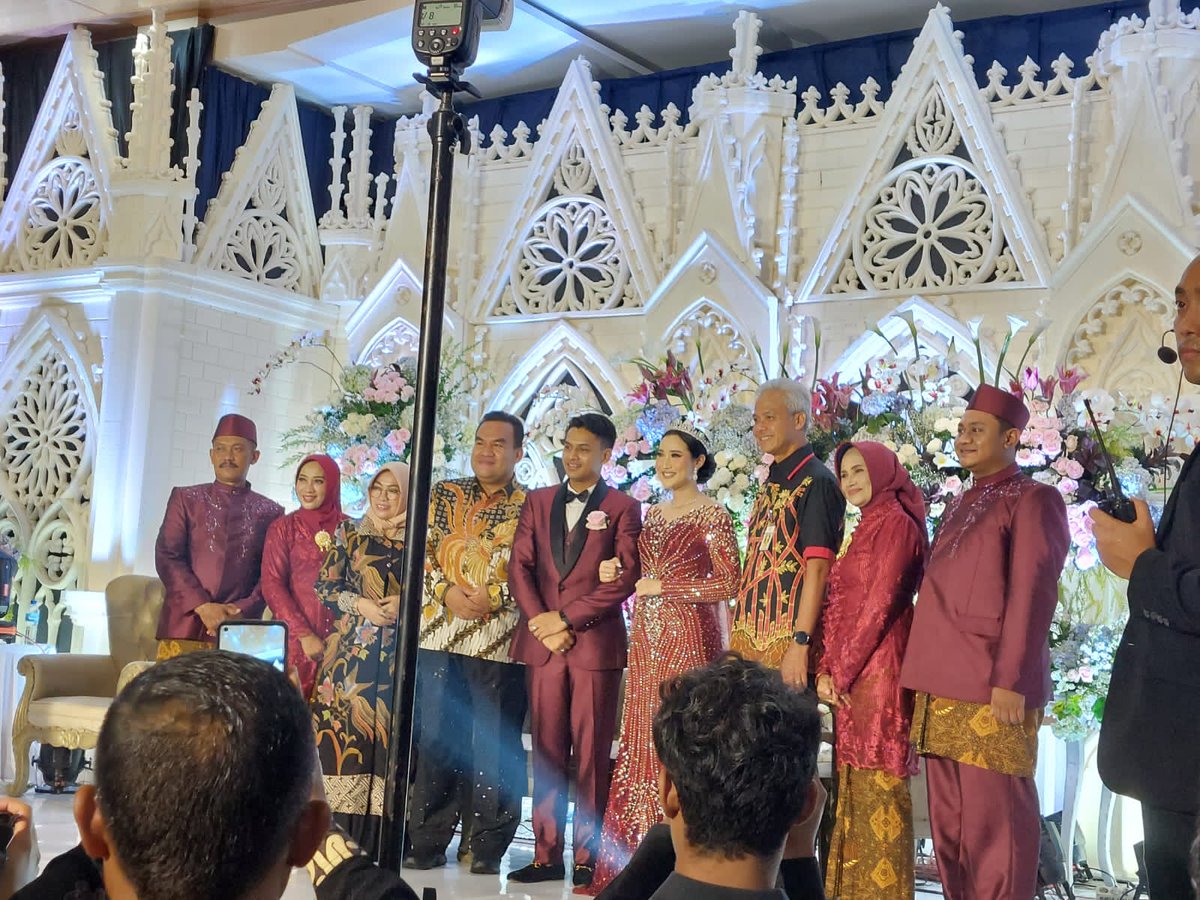 Gubernur Jawa tengah pak Ganjar Pranowo menghadiri acara pernikahan yeni inka...

Ratu ambyar udah sold out gaes!!
