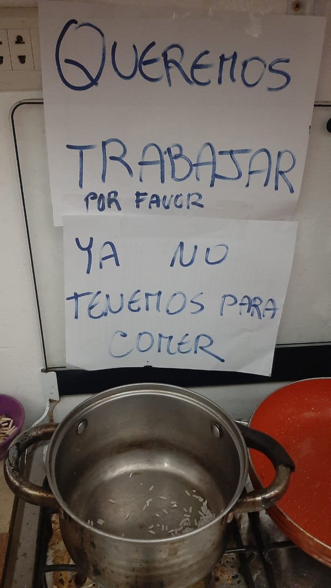 RedPatriaNueva's tweet photo. Imágenes que circulan en redes sociales de familias pidiendo que Luis Fernando Camacho y cívicos de #SantaCruz dejen trabajar a la población y no atentar contra las mismas. #Noticias 

Vía @Canal_BoliviaTV https://t.co/EwnkTeOHaV