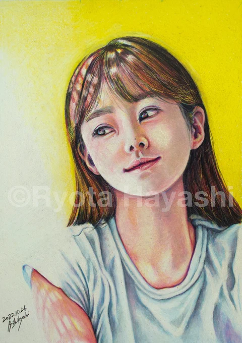 「朝光3(着衣のエチュード12)」教室課題の人物画、もう一回描きたくなったので開始。なんとか無理やりまとめたのでこれで完成とする。#色鉛筆画 #人物画 #5色描画 #林亮太 
