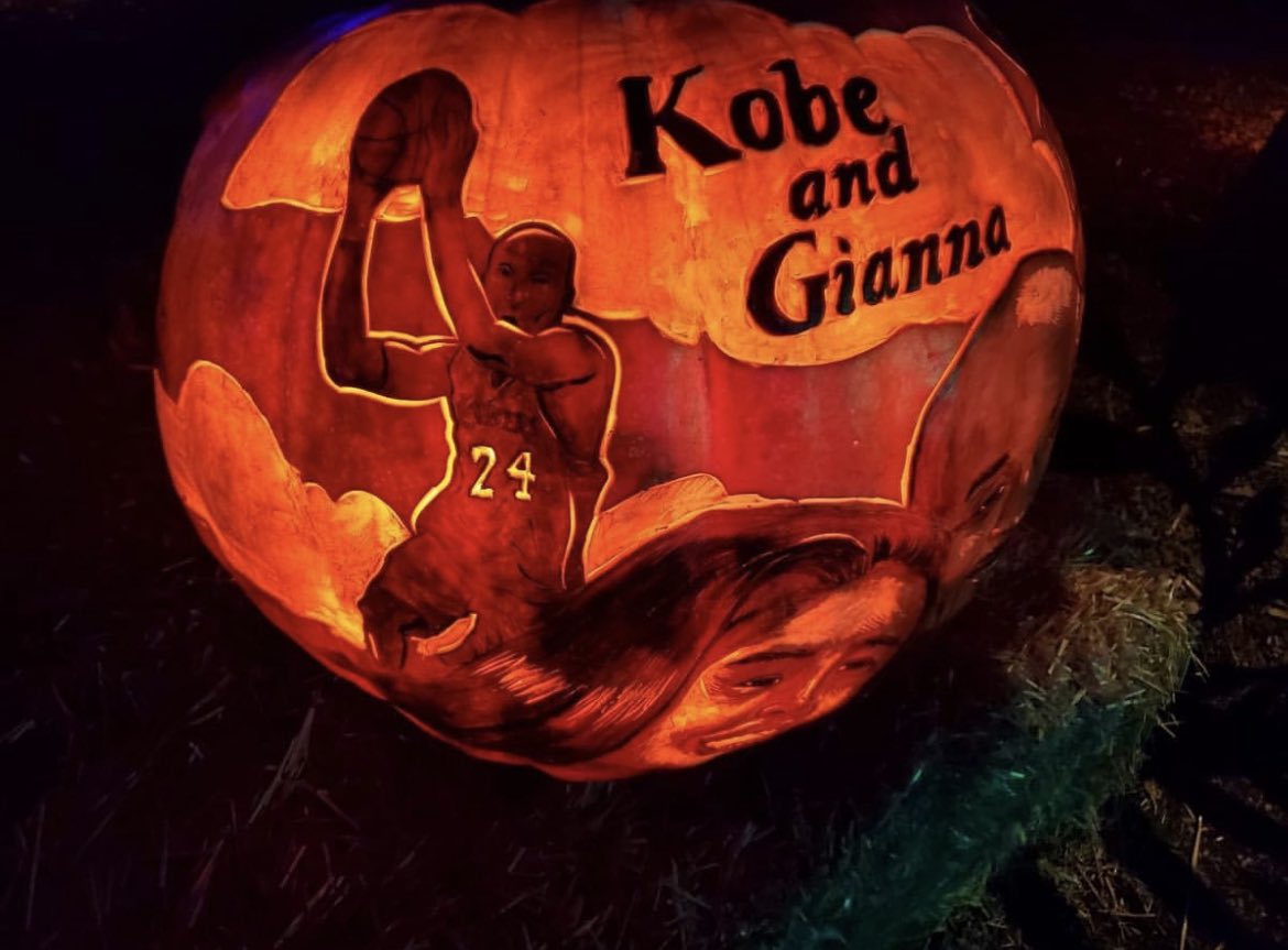 He carves a SERIOUS pumpkin! 🎃 Artist Arthur Romeo coming up on @FOXLA at 5pm/6pm. Reporter @HaileyBWinslow is live. Check out his Kobe Bryant pumpkin and Ruth Bader Ginsburg!