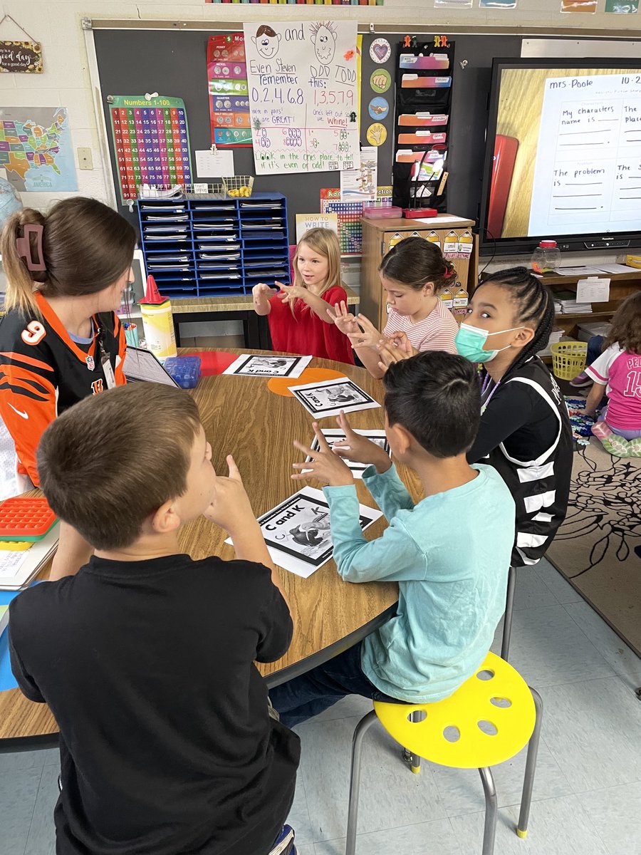 LWyattHCS's tweet image. Peer Walkthroughs at the Barron Village. Let’s go! Let’s grow! It’s all about the team! #BarronVillage ⁦@awsumeducator⁩ ⁦@barronknights⁩