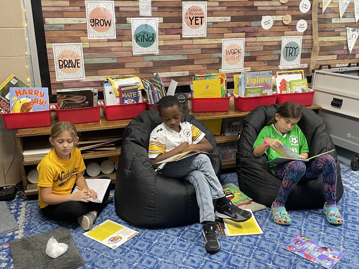 LWyattHCS's tweet image. Peer Walkthroughs at the Barron Village. Let’s go! Let’s grow! It’s all about the team! #BarronVillage ⁦@awsumeducator⁩ ⁦@barronknights⁩