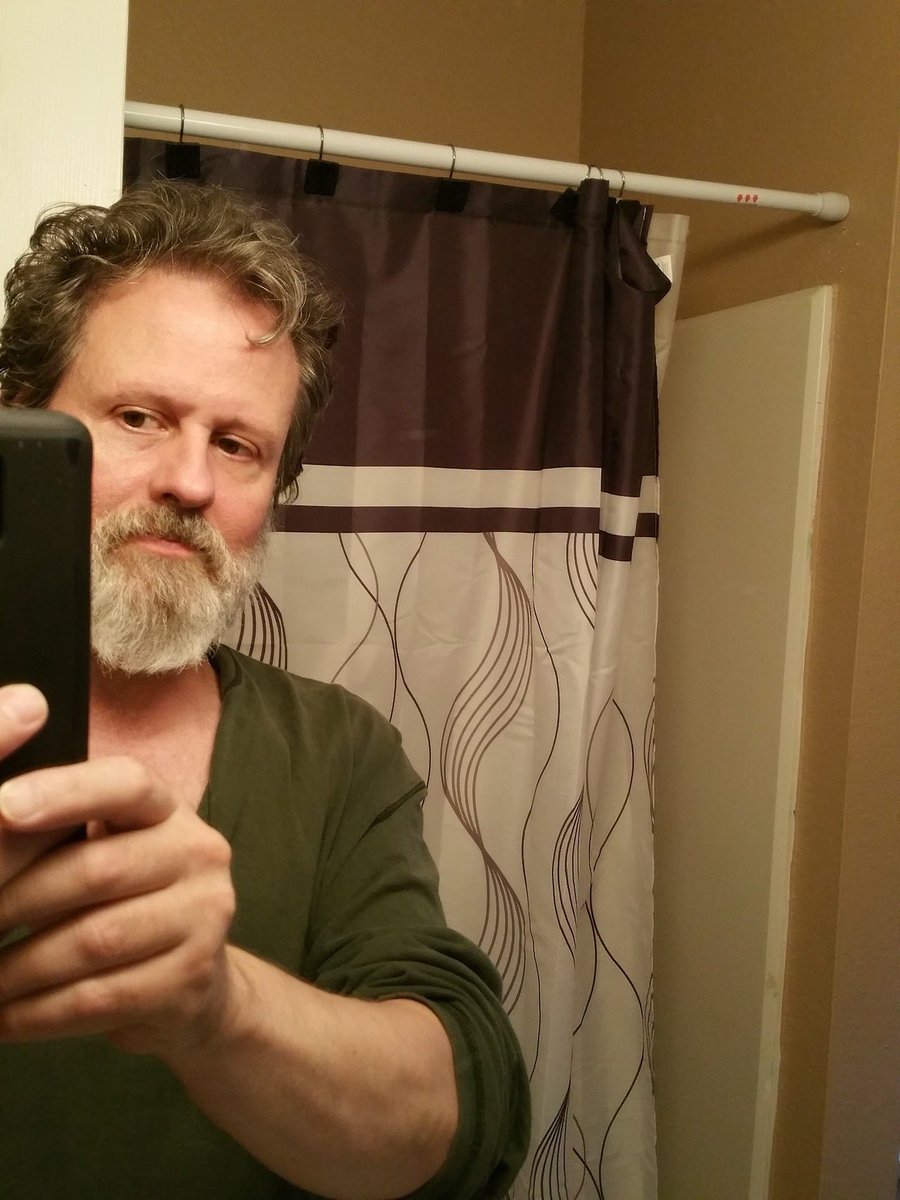 vampirelessons's tweet image. #mcrtwtselfieday idc if im old i can still be a stan! 🖤