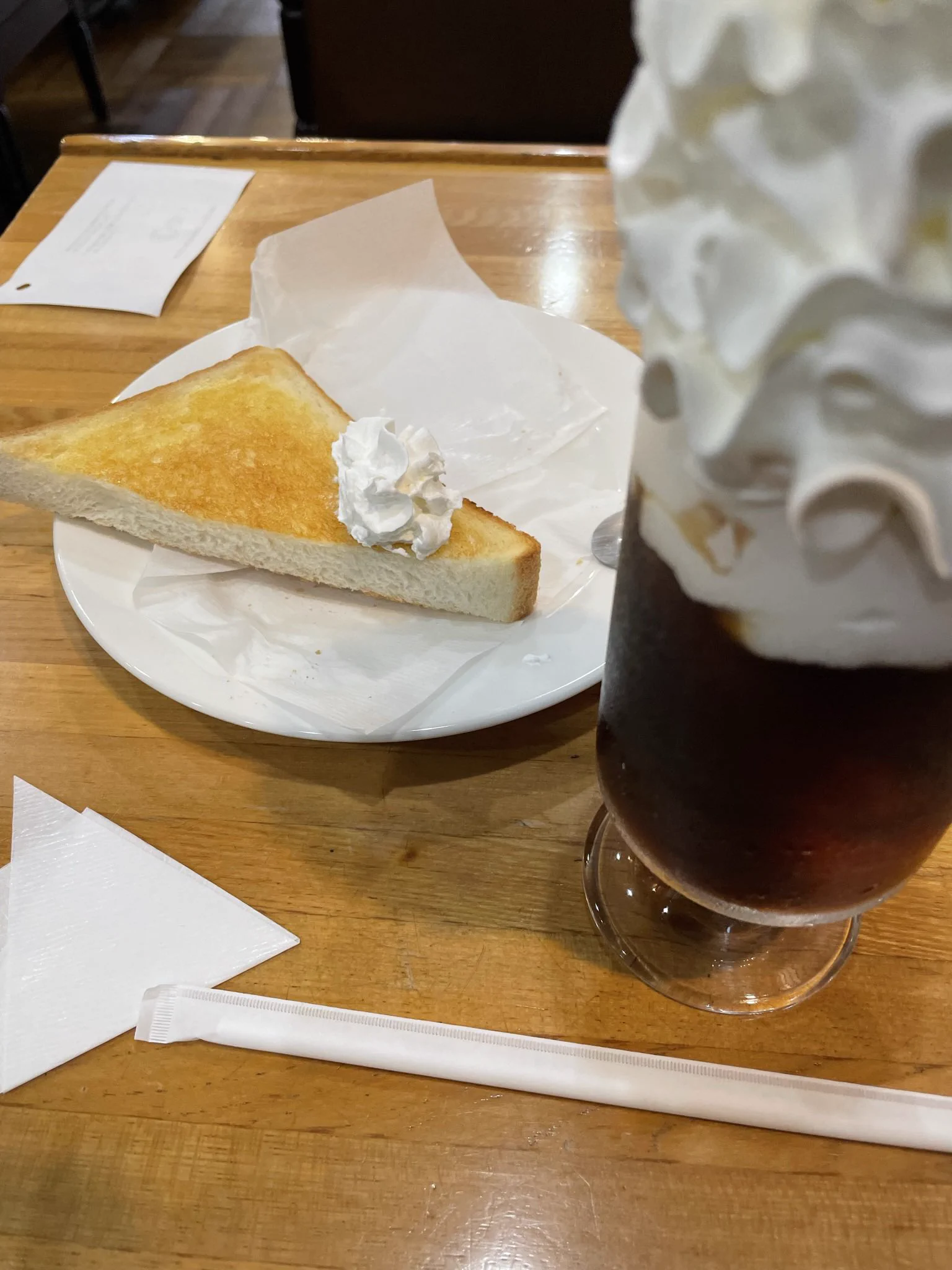 今年の夏にひとりでレイコとコーヒーゼリーデビューした😂追加でバタートースト頼んでホイップクリームを乗せて食べてもヨシ！マスター、厳つめだけど喋ると結構、良い人😁しっぽりした感じが好きな方は行ってみては？  