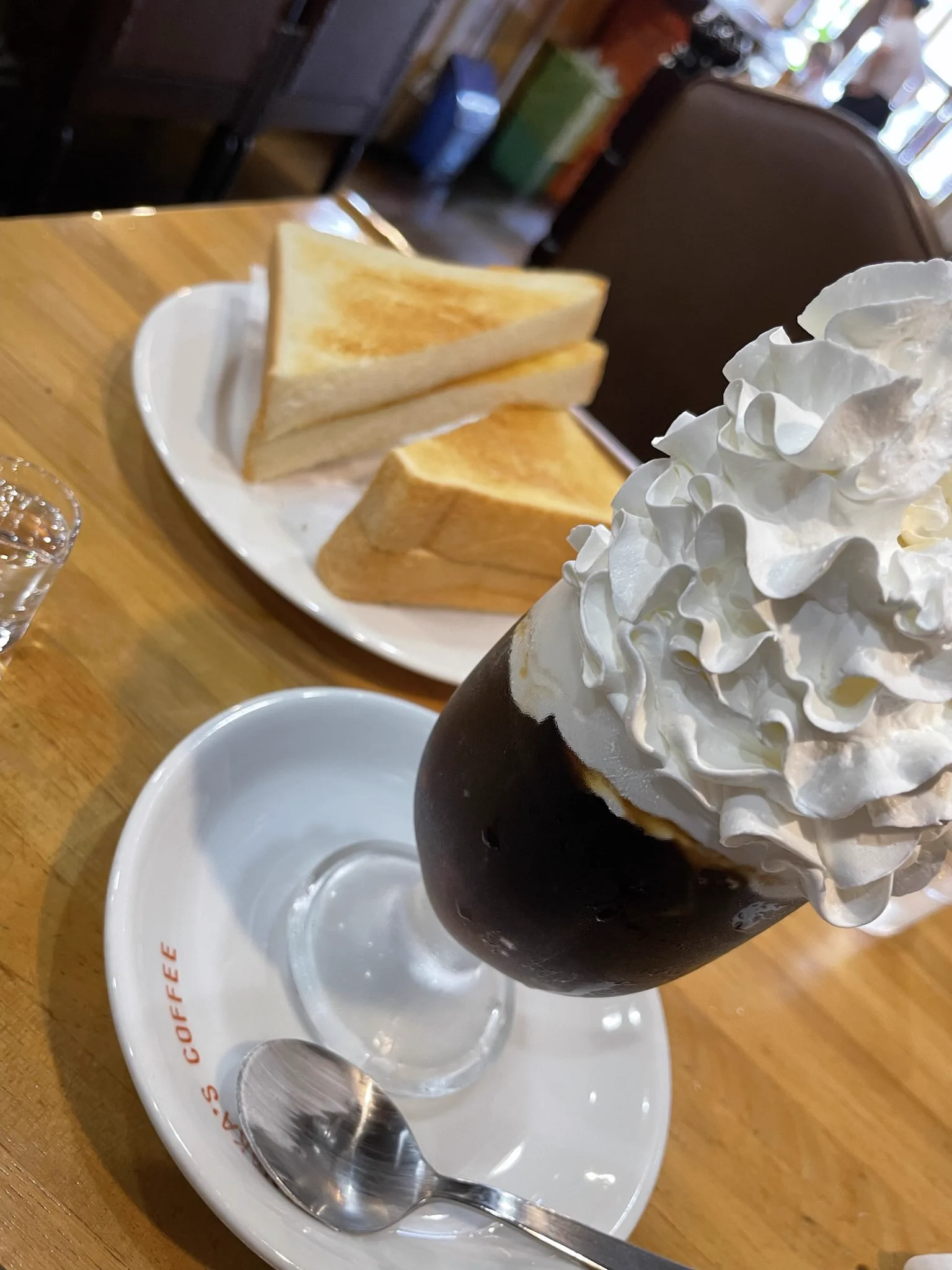 今年の夏にひとりでレイコとコーヒーゼリーデビューした😂追加でバタートースト頼んでホイップクリームを乗せて食べてもヨシ！マスター、厳つめだけど喋ると結構、良い人😁しっぽりした感じが好きな方は行ってみては？  