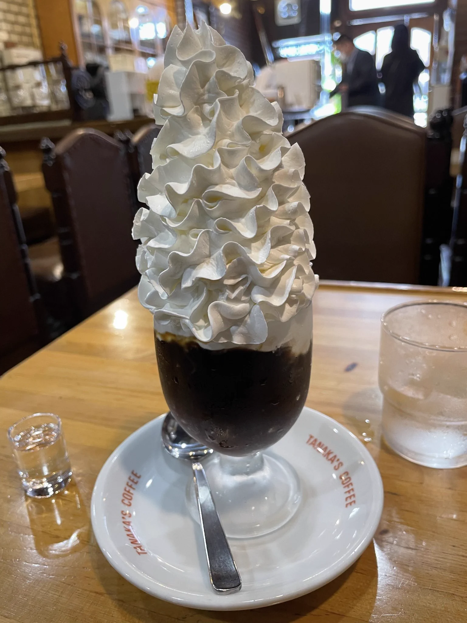 今年の夏にひとりでレイコとコーヒーゼリーデビューした😂追加でバタートースト頼んでホイップクリームを乗せて食べてもヨシ！マスター、厳つめだけど喋ると結構、良い人😁しっぽりした感じが好きな方は行ってみては？  