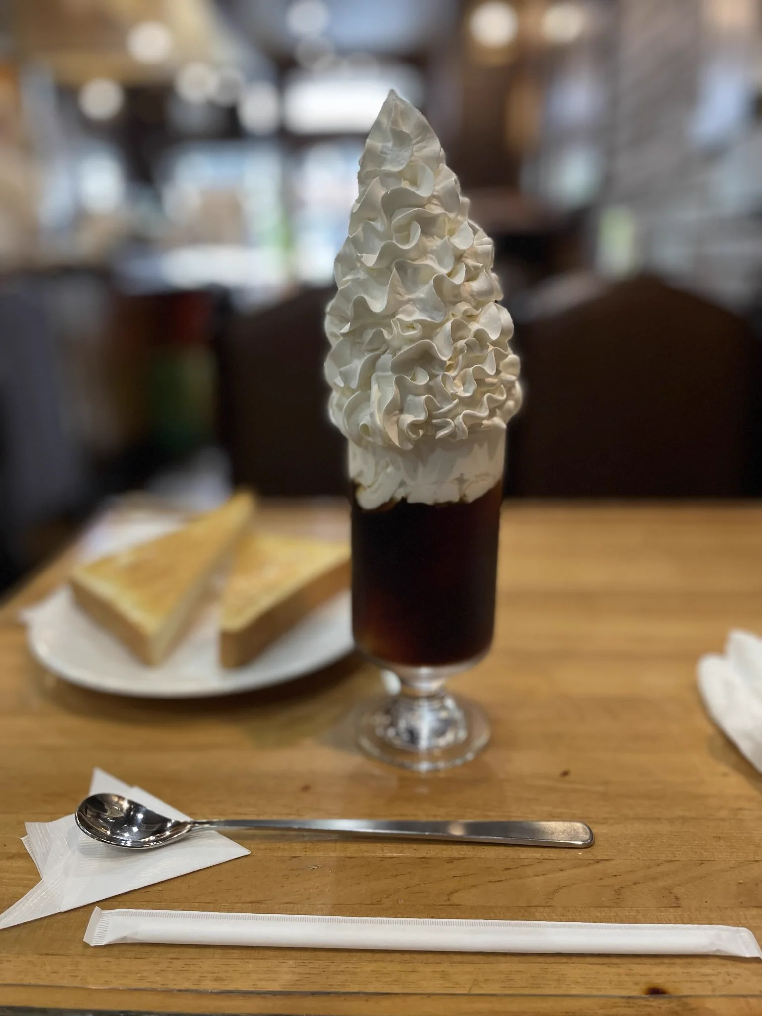 今年の夏にひとりでレイコとコーヒーゼリーデビューした😂追加でバタートースト頼んでホイップクリームを乗せて食べてもヨシ！マスター、厳つめだけど喋ると結構、良い人😁しっぽりした感じが好きな方は行ってみては？  