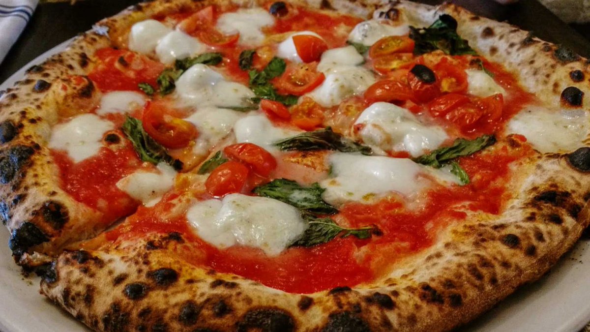lisachuah25's tweet photo. Yummy 🤤
#pizza #pizzatime #yummy #pizzanight #yummyfood  #pizzalovers #pizzabae #pizzaplace #deliciouspizza #pizzacafe #deliciousness #foodie #food #bestpizza #pizzaforever #pizzalove #ilovepizza #pizzadelivery #instapizza #pizzagram #pizzaday #instafood #foodphotography https://t.co/x21agSDvGR